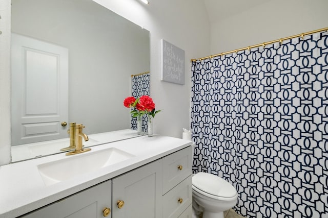 full bathroom with curtained shower, vanity, and toilet