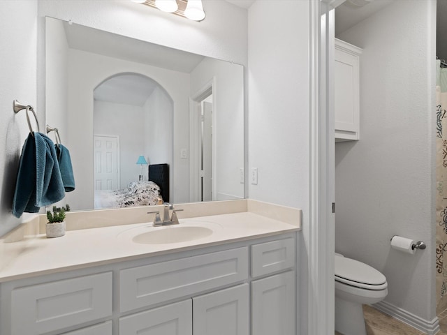 full bath featuring a shower with curtain, vanity, toilet, and wood finished floors