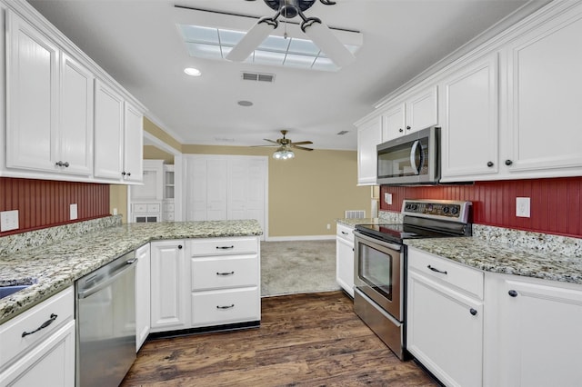 kitchen with stainless steel appliances, white cabinetry, visible vents, and a ceiling fan