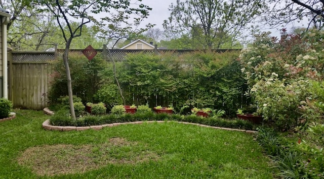 view of yard featuring fence