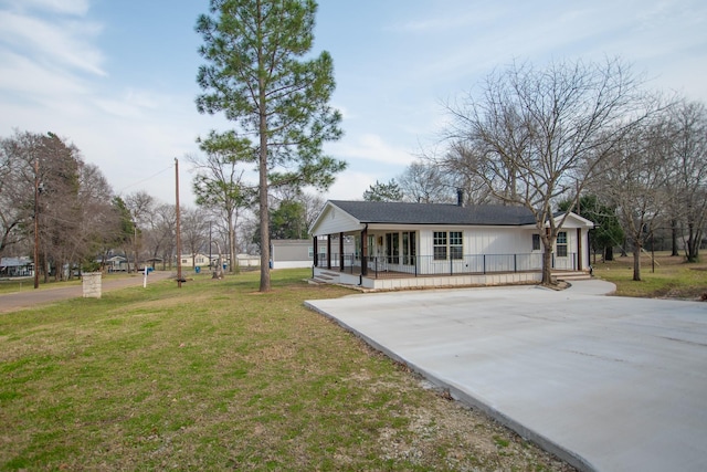 view of front facade featuring a porch, driveway, and a front lawn