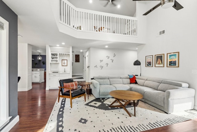 living area featuring dark wood-style floors, recessed lighting, visible vents, and ceiling fan