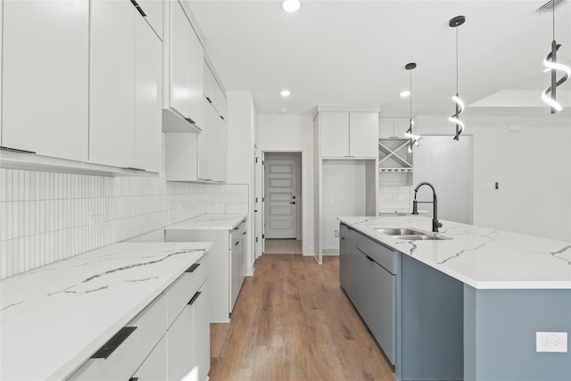 kitchen with a sink, decorative backsplash, and modern cabinets