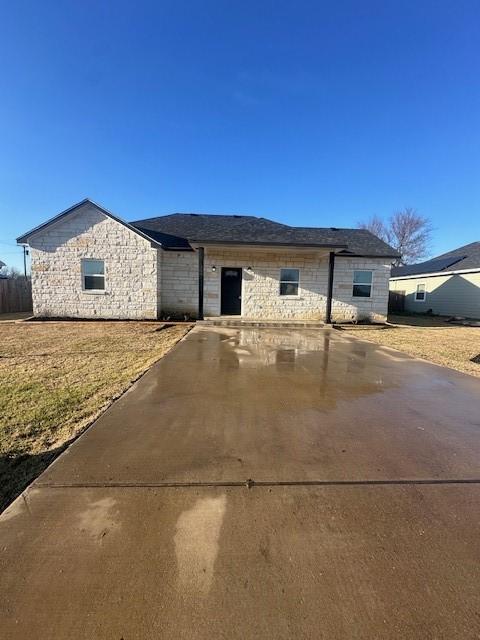 view of front facade with driveway