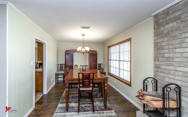 dining room featuring a notable chandelier, visible vents, dark wood-style flooring, and ornamental molding