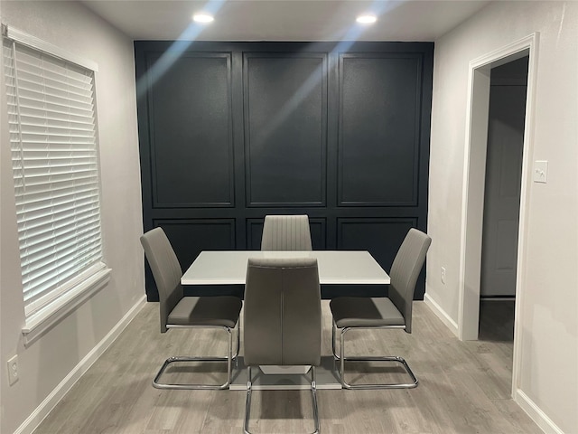 dining room featuring light wood-style floors, baseboards, and recessed lighting