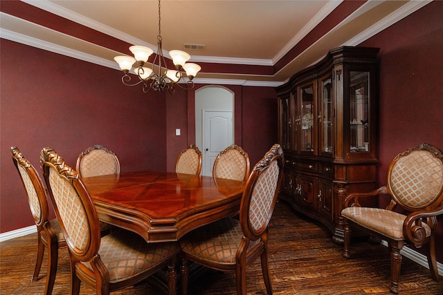 dining space with visible vents, a raised ceiling, an inviting chandelier, crown molding, and baseboards