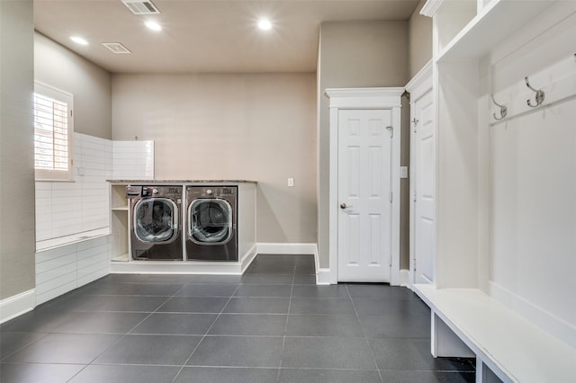 laundry room featuring recessed lighting, dark tile patterned flooring, visible vents, baseboards, and independent washer and dryer