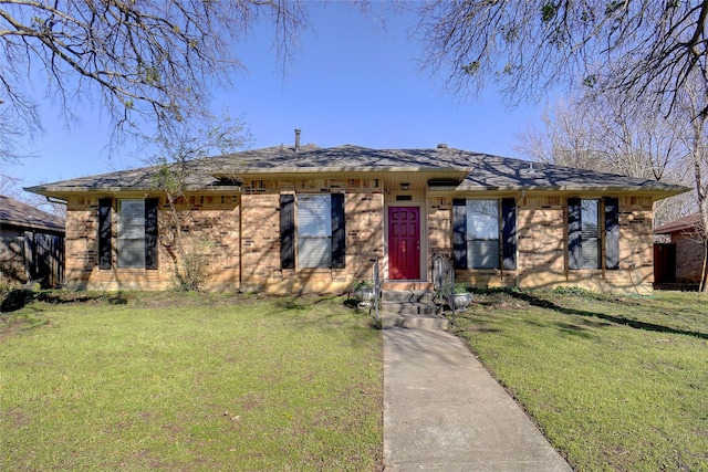 view of front of house featuring a front lawn