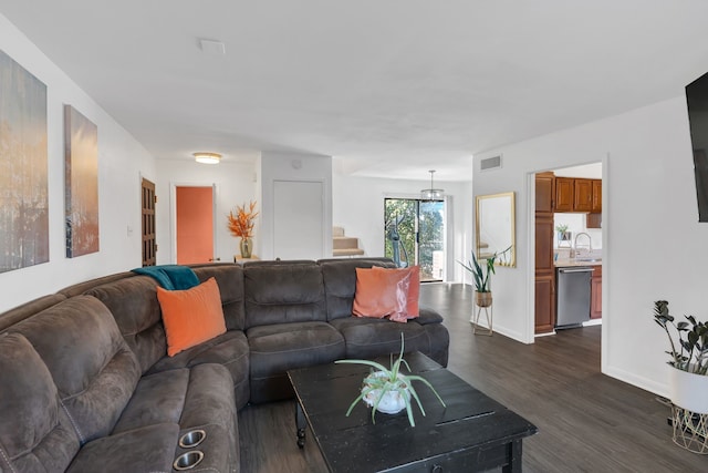 living room with visible vents, dark wood-type flooring, and baseboards