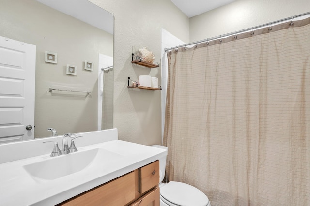 bathroom featuring a shower with shower curtain, vanity, and toilet