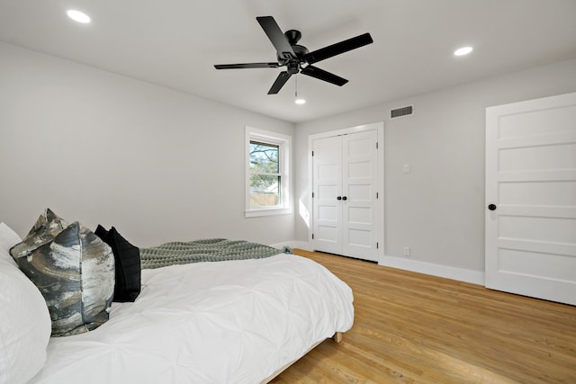 bedroom featuring recessed lighting, visible vents, light wood-style floors, a ceiling fan, and baseboards