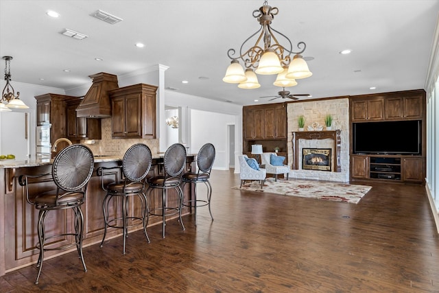 kitchen featuring visible vents, decorative backsplash, ceiling fan, dark wood-style flooring, and custom exhaust hood