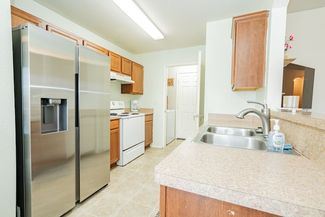 kitchen featuring under cabinet range hood, a sink, light countertops, stainless steel fridge with ice dispenser, and white range with electric cooktop