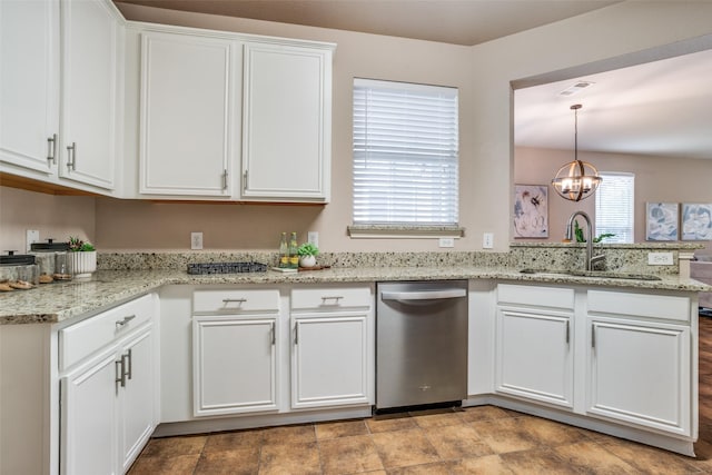 kitchen with a peninsula, a sink, visible vents, white cabinets, and an inviting chandelier