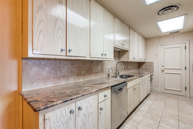 kitchen with a sink, tasteful backsplash, visible vents, and dishwasher