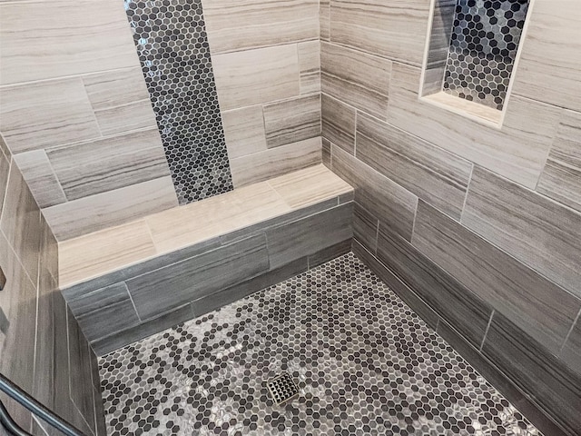 bathroom featuring a tile shower