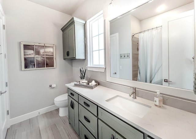 full bath with vanity, toilet, a shower with curtain, and baseboards