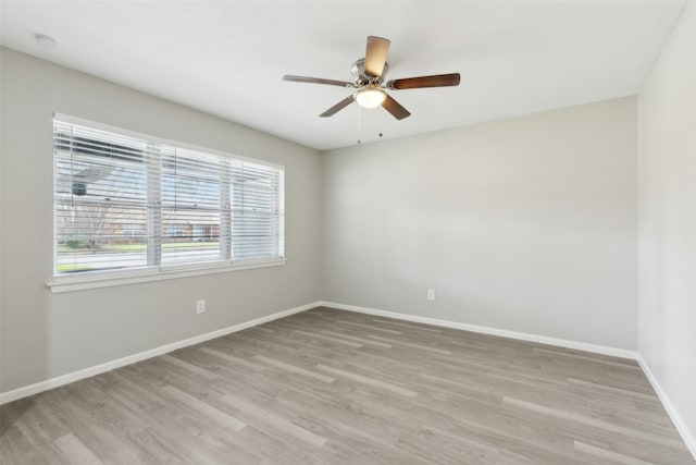 unfurnished room featuring light wood-style flooring, baseboards, and a ceiling fan