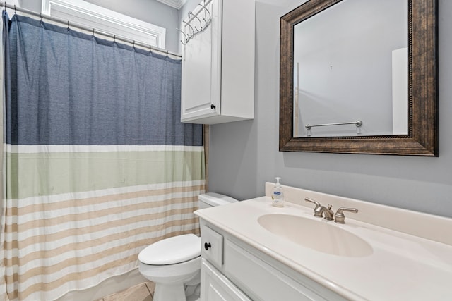 full bathroom featuring vanity, toilet, and a shower with curtain