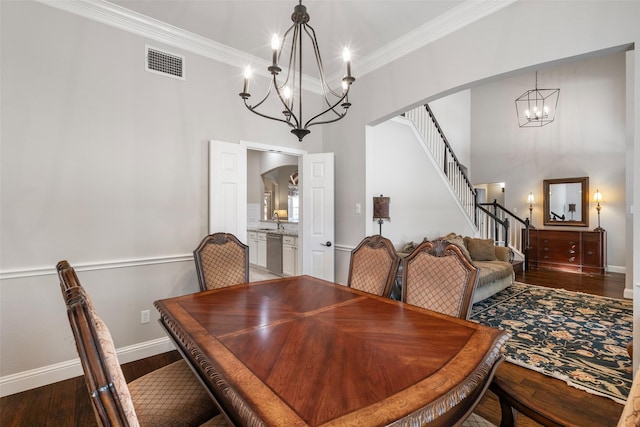 dining space featuring arched walkways, ornamental molding, visible vents, and a notable chandelier