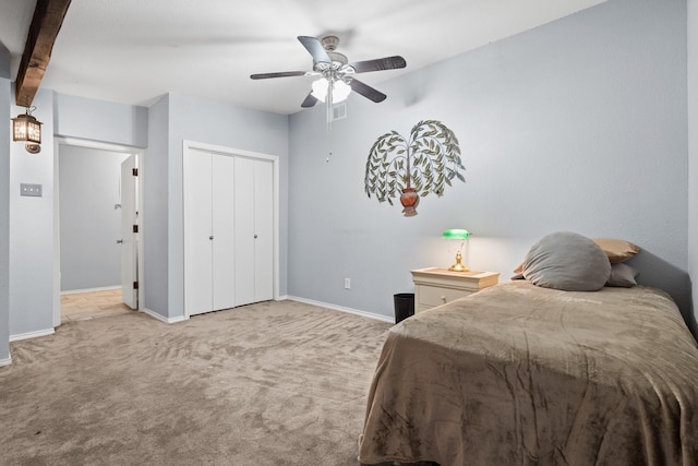 bedroom featuring visible vents, baseboards, a ceiling fan, carpet floors, and a closet