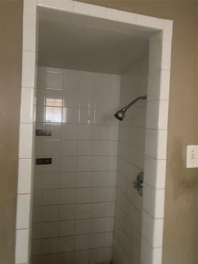 full bathroom featuring a tile shower