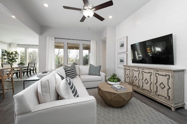 living area with dark wood-style floors, a ceiling fan, and recessed lighting