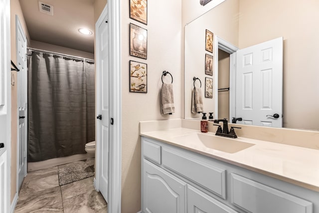 bathroom with curtained shower, visible vents, vanity, and toilet