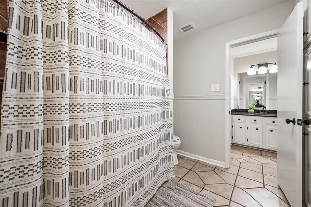 2013 Glenwood Cir, Corsicana, TX 75110 - bathroom with ornamental molding, vanity, and a decorative wall