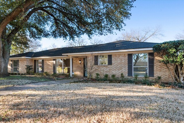 2013 Glenwood Cir, Corsicana, TX 75110 - ranch-style home with brick siding and a front yard