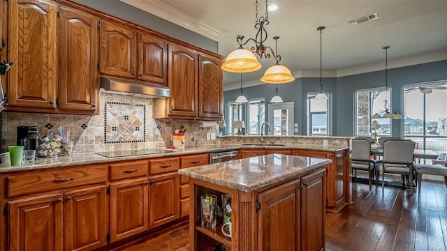 kitchen featuring dark wood-type flooring, a sink, a peninsula, under cabinet range hood, and black electric cooktop