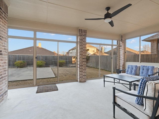 sunroom with ceiling fan