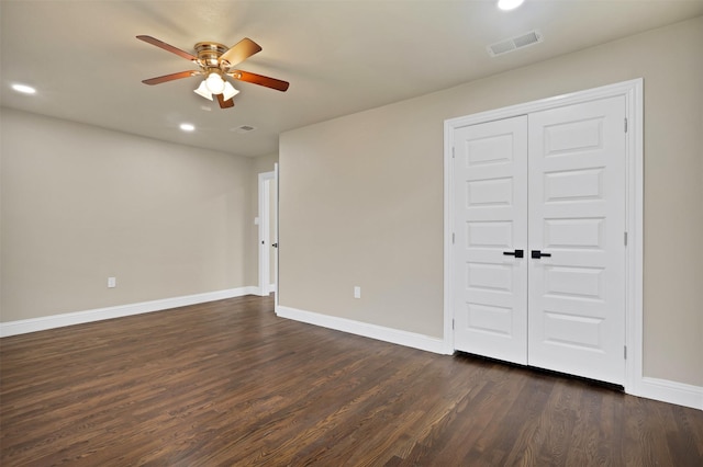 unfurnished room featuring recessed lighting, dark wood-type flooring, a ceiling fan, visible vents, and baseboards