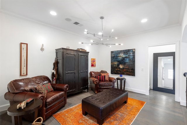 living area featuring a notable chandelier, visible vents, ornamental molding, and wood finished floors