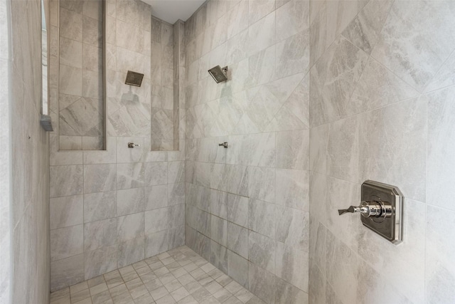 bathroom featuring tiled shower