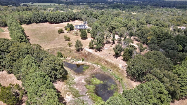 birds eye view of property featuring a forest view