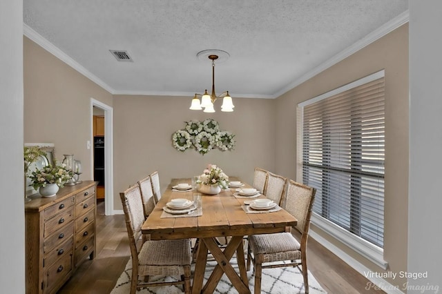 6090 Dorchester Cir, Keithville, LA 71047 - dining area featuring dark wood finished floors, visible vents, crown molding, and a chandelier