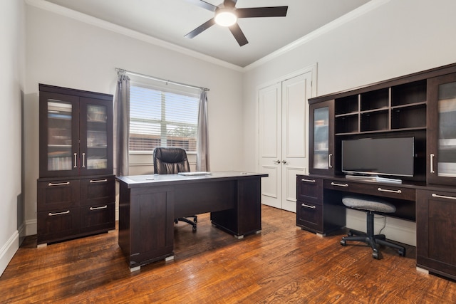 office area featuring ceiling fan, baseboards, dark wood finished floors, and crown molding