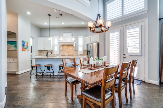 dining room with dark wood-style floors, recessed lighting, visible vents, and baseboards