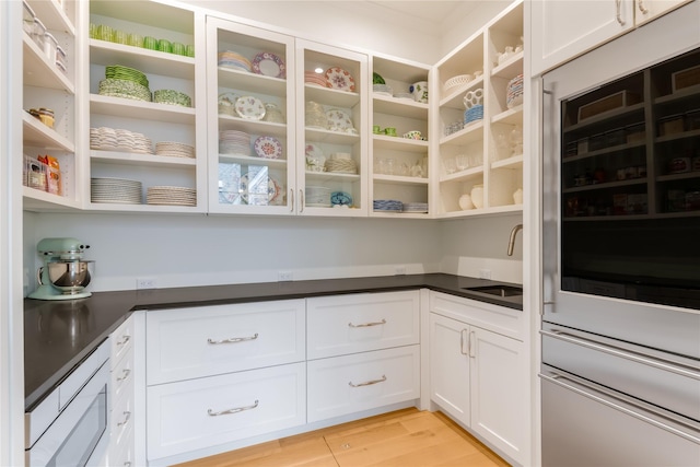 storage area with wine cooler and a sink