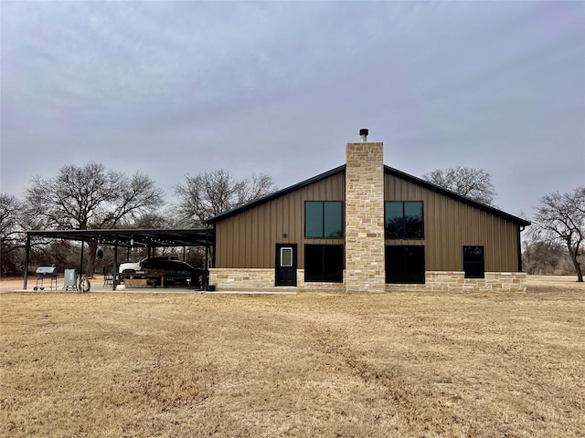 view of outbuilding featuring a carport