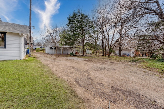 view of yard featuring driveway