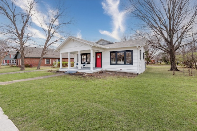 view of front of property featuring a porch and a front yard