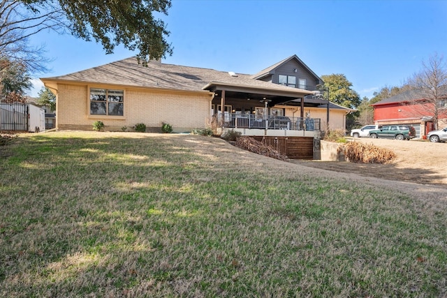 view of front of house featuring brick siding and a front yard