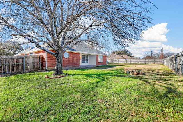 view of yard featuring a fenced backyard