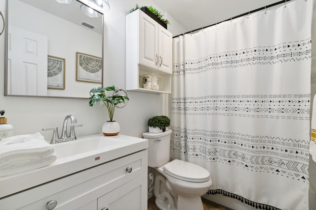 full bath featuring toilet, visible vents, a shower with shower curtain, and vanity