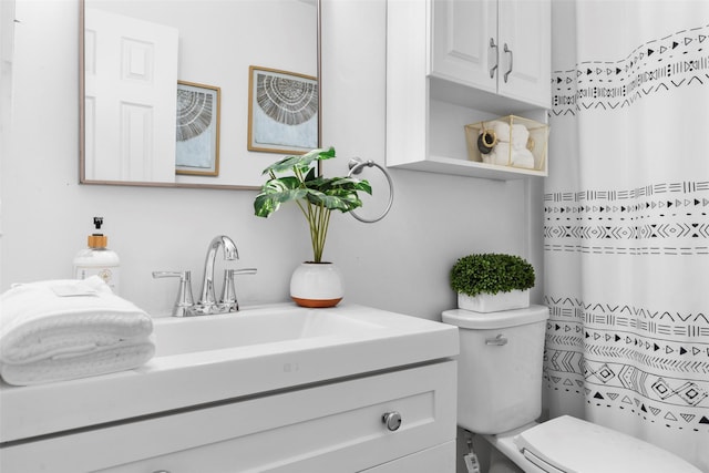 bathroom with a shower with shower curtain, vanity, and toilet