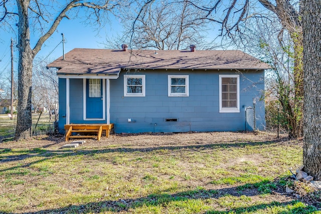 view of front of property featuring a shingled roof, crawl space, and a front lawn