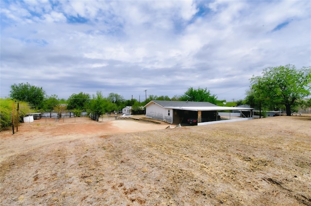 view of yard featuring an outbuilding